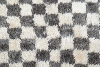 A vintage hand-knotted "Chessboard Tulu" (Turkish word for "thick piled") rug from Konya in Central Turkey. 100% Natural undyed sheep wool. size:151x126cm
            ...