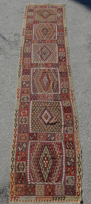 Central Anatolian Şarkişla kilim runner
size:360x104cm
         2'8"x12"                   