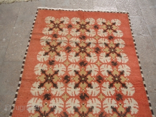 Ushak Rug,with birds in the garden.Very nice desigen and colours,Good condition.Size 5'9"*3'9".Ready for use.E.mail for more info.
                