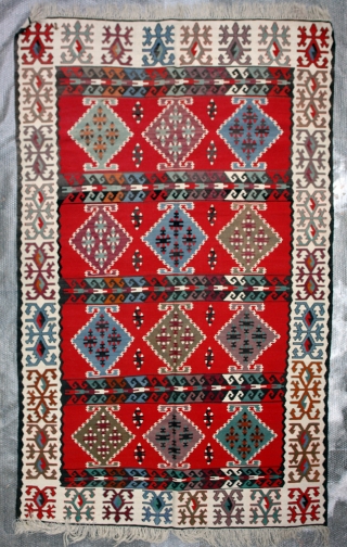 Kelim 250x150cm (98''x 59'') | Romania Carpathians | 80-100 years old
 
Beautifully large Kelim, first half 20. century. Condition very good,
one side a little more bleached out. See pictures for that.

Domestic shipping  ...