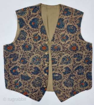 A Rare Dorukha Floral Waist Coat (Jacket) of Kani Weave Jamawar, From Kashmir India. India.
Made for the Young Nawab Prince for the Northern India.

C.1875-1890
Size is 48cmX55cm(20230126_153340).       
