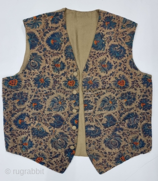 A Rare Dorukha Floral Waist Coat (Jacket) of Kani Weave Jamawar, From Kashmir India. India.
Made for the Young Nawab Prince for the Northern India.

C.1875-1890
Size is 48cmX55cm(20230126_153340).       