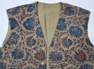 A Rare Dorukha Floral Waist Coat (Jacket) of Kani Weave Jamawar, From Kashmir India. India.
Made for the Young Nawab Prince for the Northern India.

C.1875-1890
Size is 48cmX55cm(20230126_153340).       