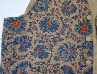 A Rare Dorukha Floral Waist Coat (Jacket) of Kani Weave Jamawar, From Kashmir India. India.
Made for the Young Nawab Prince for the Northern India.

C.1875-1890
Size is 48cmX55cm(20230126_153340).       