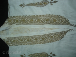 Man's robe(angarkha),Zari (real) embroidered on muslin cotton,From Deccan South, India.Its size is L-108cm,S-16X64cm,Around circle size is 226cm.
Complete set with Man’s waistcoat(Sadri/Bandi).Please ask for more details pictures(DSC06912 New).      