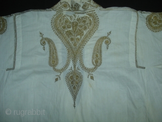 Man's robe(angarkha),Zari (real) embroidered on muslin cotton,From Deccan South, India.Its size is L-108cm,S-16X64cm,Around circle size is 226cm.
Complete set with Man’s waistcoat(Sadri/Bandi).Please ask for more details pictures(DSC06912 New).      