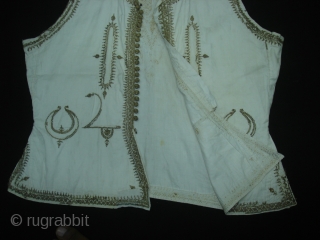 Man’s waistcoat(Sadri/Bandi),Zari (real) embroidered on muslin cotton,From Deccan South, India.Its size is L-46cm,W-46cm. Its set with Man's robe(angarkha)DSC06946 New.              