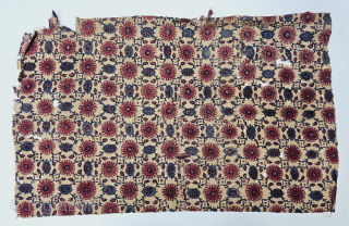 Floral Chintz Kalamkari Fragment Hand-Drawn Mordant-And Resist-Dyed Cotton, From Coromandel Coast South India. India.

C.1775-1800.

Exported to the European (Dutch Market) Market.

Its size is 45cmX73cm (20240610_162730).         