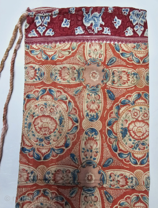 Floral Chintz Kalamkari Sutra Bag,

Hand-Drawn Mordant-And Resist-Dyed Cotton,From Coromandel Coast South India. India.

C.1825-1850.

Exported to the South-East Asian Markets.

Its size is 20cmX50cm (20240612_162609).           