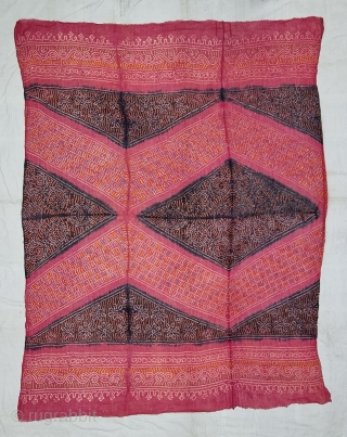 Tie and Dye (Bandhani) Dupatta (Odhani)  with Wave - Design,  
Tie dyed ( resist dyed ) on the Muslin Cotton, from Shekhawati District of Rajasthan. India. 

C.1900 -1925.

Its size is  ...