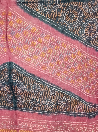 Tie and Dye (Bandhani) Dupatta (Odhani)  with Wave - Design,  
Tie dyed ( resist dyed ) on the Muslin Cotton, from Shekhawati District of Rajasthan. India. 

C.1900 -1925.

Its size is  ...