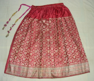 Khinkhab Ghaghra(Skirt),Real Zari Gold threads weaving on the silk,From Jamnagar,Gujarat, India. C.1900.The word Khinkhab, derived from the Persia,Mean's woven flower.Its size is 90cmX210cm. Good Condition(DSC06848).
        