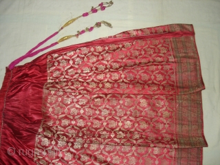 Khinkhab Ghaghra(Skirt),Real Zari Gold threads weaving on the silk,From Jamnagar,Gujarat, India. C.1900.The word Khinkhab, derived from the Persia,Mean's woven flower.Its size is 90cmX210cm. Good Condition(DSC06848).
        