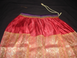 Khinkhab Zari Brocade Skirt.From Jamnagar,Gujarat,India. Its condition is Good.Its size is L-85cmXW-210(DSC05594 New)                    