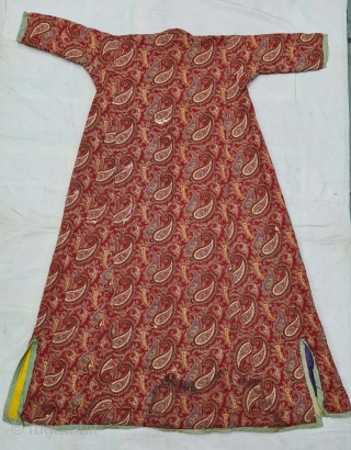 Manchester Print Coat(Robe) With Cotton Filling insid, From Manchester England made for Indian Market. India. Roller Printed on Cotton. Its size is L-135cm,W-130cm, Sleevs 13cmX30cm.
C.1900 (20211106_142349).       