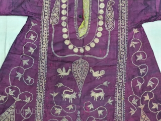 Ceremonial Chamba Costume, From Himachal Pradesh, India,
Silk ground with Aari Zari (Real Silver and Gold ) Embroidery.
Showing Lions, Birds. as well as Neck Ornaments depicting Jewelry.

C.1850-1875.

Its size is L-84cm, W-72cm, S-23X50cm(20211222_155553).  