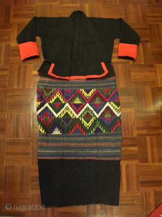 A set of "Tai Lue" women costume (Tube skirt & side fastening blouse), possibly from Bo Kaew or Udomxay, Laos. All are made from hand spun cotton. The blouse is in black  ...