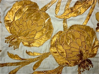 sofreh ? incredible ottoman gold metallic embroidery turkish  XIX century , on a white thin cotton panel 
150 cm X 80 cm 
very good condition,just  few yellow stains ,
550 grams
1800  ...