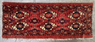 Tekke torba, 1st half 19th c., rare curled-leaf border, some abrashes, 100 x 40 cm. 1st photo: in sunlight, 2nd photo: clouded sky.
Mail to: matthiaswohlgemuth@gmx.ch        