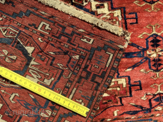 Tekke torba, pre-1850, 103 x 41 cm, fine weaving. Rare curled-leaf border, upper güls with a corrosive pinkish red (insect?) dye. Missing sides, some (moth) damages, but overall good pile. 3rd photo  ...