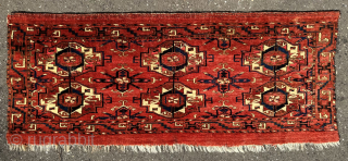 Tekke torba, pre-1850, 103 x 41 cm, fine weaving. Rare curled-leaf border, upper güls with a corrosive pinkish red (insect?) dye. Missing sides, some (moth) damages, but overall good pile. 3rd photo  ...