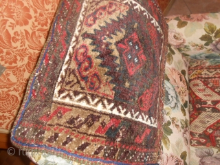 49 x 46 cm  is the size of this Khordjin Belouch antique tribe Mushkwani.
Very good condition - full pile (washed). Wool on wool and natural dyes.

Other info and photo on request.

WARM  ...