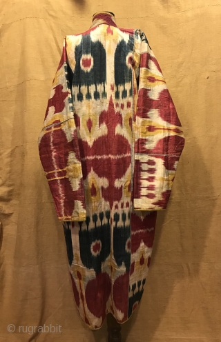 Uzbek Vintage silk ikat chapan clothes

Size 
Height : 125 cm
Under arm : 75 cm
Shoulder size : 65 cm

Fast shipping worldwide 

Thank you visiting for my shop :)      