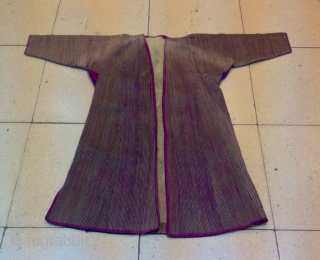 Turkmen chodur asian ethnic vintage kaftan 

Size: 
Height : 115 cm
Arm length : 130 cm

FAST WORLDWIDE SHIPPING by FEDEX almost within 3 to 5 working days ...
can be tracked at www.fedex.com

Could you  ...