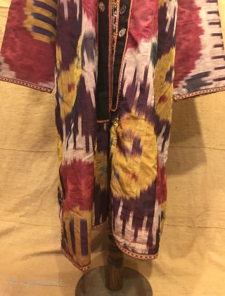 Uzbek Vintage silk ikat chapan clothes

Size 
Height : 140 cm
Under arm : 70 cm
Shoulder size : 60 cm

Fast shipping worldwide 

Thank you visiting for my shop :)      