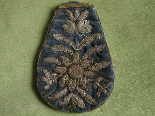 Double sided Persian pouch with metallic embroidery on velvet. 19th century. Size: 13 cm x 9 cm (5.1" x 3.5").             
