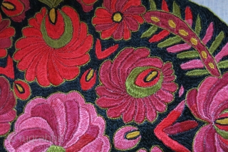 Hungarian silk embroidered cushion cover, survived in great condition. Circa 1930-40s. Size: 24” X 18” (60 cm X 46 cm).

 

              