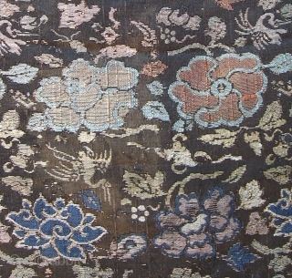 A gold brocaded silk weaving with flowers and cranes. Late Ming, most likely Wanli, ca. 1600. Dim.: WxL 30 x 76 cm (weaving). Mounted on brown cotton on foam board. There's no  ...