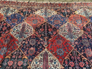 Large Persian Bakhtiary carpet, fine quality, beautiful colors, very decorative, age: circa 1920. Size: ca. 495x355cm /16'2''ft x 11'6''ft              