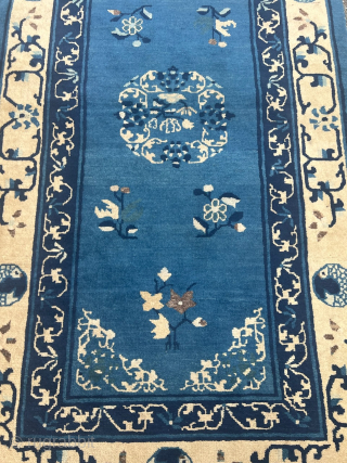 This lovely small-format antique Chinese rug with a royal blue field color has a timeless charm. The medallion, surrounded by chinese flowers, gives the carpet a touch of elegance and is reminiscent  ...