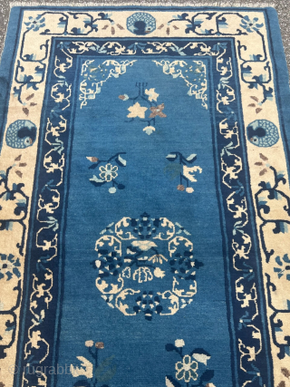 This lovely small-format antique Chinese rug with a royal blue field color has a timeless charm. The medallion, surrounded by chinese flowers, gives the carpet a touch of elegance and is reminiscent  ...