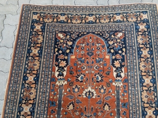 Fine antique Persian Tabriz rug displaying a tree of life flourishing out from a vase. Very elegant design, fine drawing, good quality. Size: ca. 190x135c m / 6'3''ft x 4'4''ft   