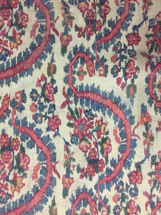 Extremely fine rare antique Kashmir moon shawl in very good condition it has snakes all over the centre which makes it unusual   Nice colours no condition issue 
Size 170 cm  ...