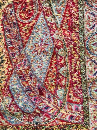 Beautiful antique Kashmir shawl 18th century in very good condition it measures 190 by 190cm
Fine colours.                 