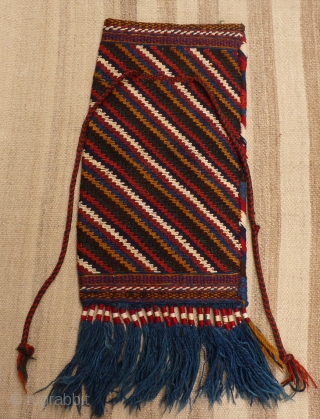 Afshar spindle bag, in perfect condition, as the day it came out of the loom, including the long tassels. Very graphic backside. Wool with white cotton highlights , thick and sturdy. 56x33  ...