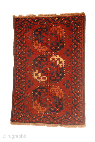 A small antique Ersari rug with a big personality! Despite the relatively small size of the rug, the weaver has designed three huge güls that fill the whole central space of the  ...