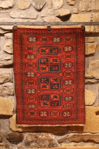 A very cute antique Ersari rug where the weaver has woven three and and half güls in the central field. Being a nomad, she designed the rug in her head and obviously  ...