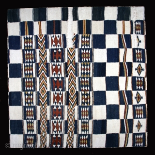 Ceremonial blanket's "Arkilla jeengo " fragment cod. 0346. Wool cotton and natural dyes. Fulani people. Mali. Second quarter 20th. century. Very good condition. Cm. 91 x 95 (3' x 3'2"). Ex Galerie  ...