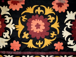 Suzani cod. 0263. Silk embroidery on cotton. Uzbekistan. First half 20th. century. Dimension cm. 120 x 186.                