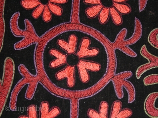 Tekche (fragment ?)cod. 0664. Silk lacing and chain stitch hand-embroidery on black velvet. Kirghiz people. Central Asia.. Early 20th. century. Very good condition. Cm. 35 x 95 (1’2” x 3’1”).    ...