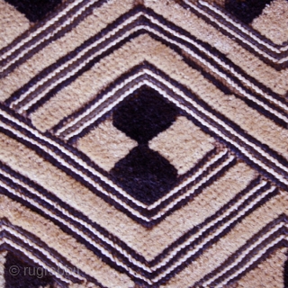 Man's Status Cloth  ("Kuba Velvet") cod. 0544. Raffia palm fiber, stem stitch and cut pile embroidery. Shoowa people, DR Congo. Early 20th. century. Very good condition. Cm. 57 x 81 (22  ...