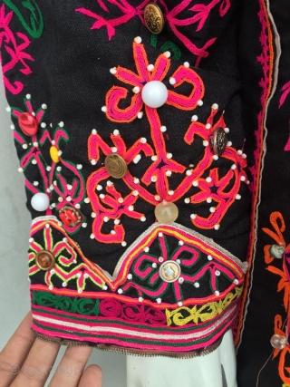 Tribal Kohistan valley hand embroidered vintage woman dress 
In excellent condition, no damage , no discoloration  , no odour or bad smell.          