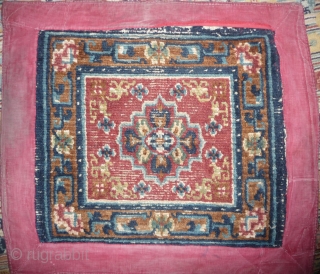 a good ancient tibetan mat, nice natural colours and wool, the central cross design has maybe nothing to do with the double dordje; it  exist already in very  early time  ...