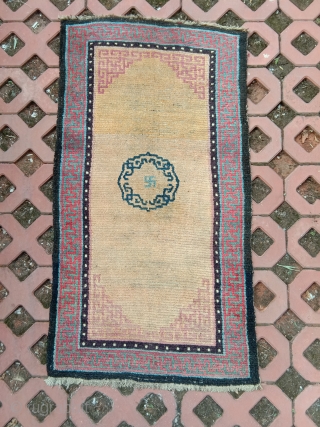 very beautiful early tibetan khaden , wonderfull natural palette, heavy weave , big knot, some foundation visible in the field (more visble on the images than in reality). .78x 145cm rare today



  ...
