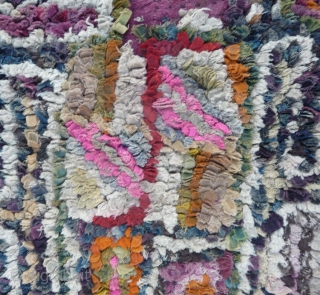 an interesting tibetan rag rug made of recycled tibetan wool weave pieces. if the maroccan boucherouite rugs are now quite famous , this kind of tibetan rugs will maybe never  go  ...