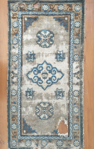 ming dynastie rug, not ningxia..
design and chromaticity obviously related to some example found in the litterature and which have been attributed to the 16th century. a survivor of an extremly rare group  ...